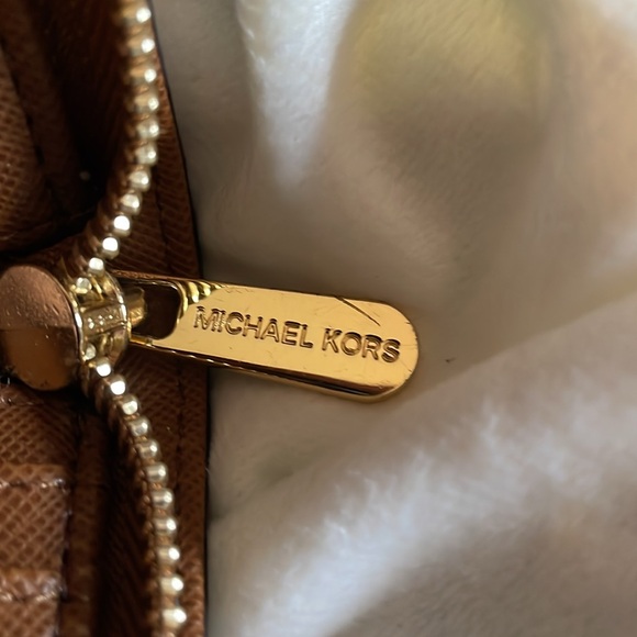 Authentic Michael Kors Zippy Wallet - Picture 3 of 14